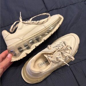 Steve Madden white Sneakers size 7 good condition